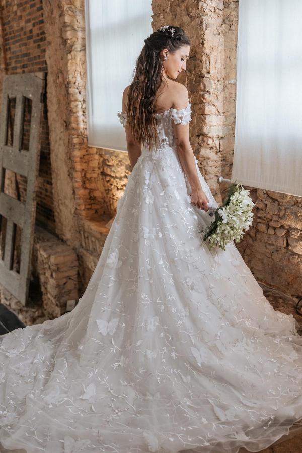 Vestido de Noiva Elegante Branco, Comprido, Corte em A, Ombros Descobertos, Tule com Renda Floral