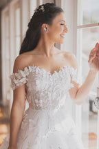 فستان زفاف أبيض أنيق طويل على شكل حرف A بدون أكتاف من التول والدانتيل المزخرف بالزهور