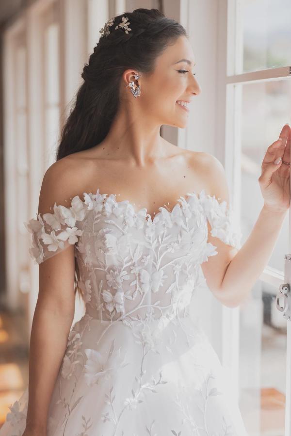 Vestido de Noiva Elegante Branco, Comprido, Corte em A, Ombros Descobertos, Tule com Renda Floral