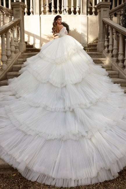 Vestido de noiva luxuoso com babados em tule branco e ombros de fora