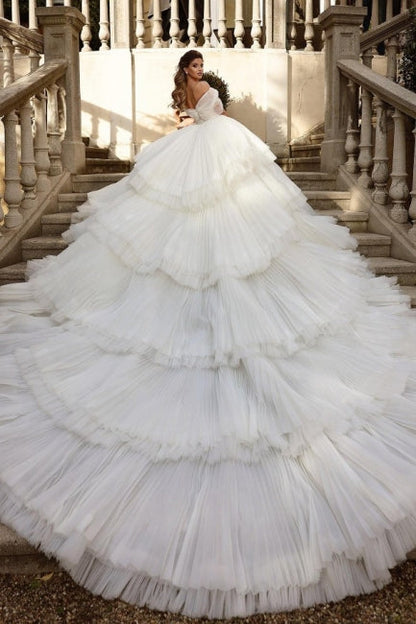 Vestido de noiva luxuoso com babados em tule branco e ombros de fora