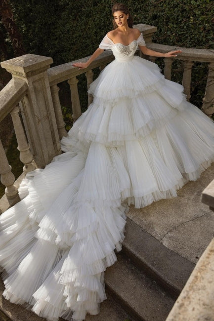 Vestido de noiva luxuoso com babados em tule branco e ombros de fora