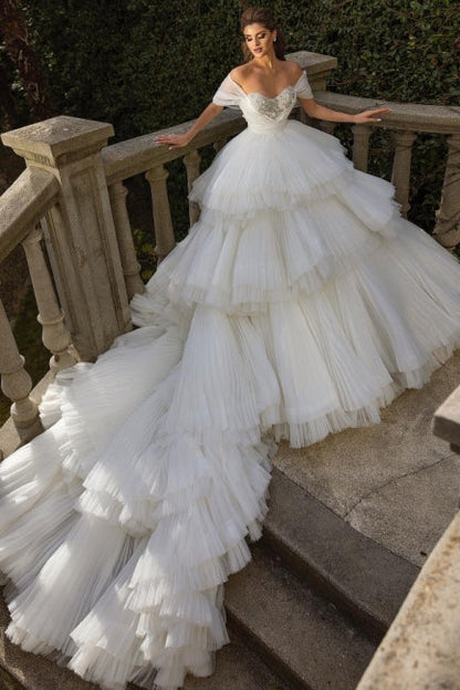 Vestido de noiva luxuoso com babados em tule branco e ombros de fora