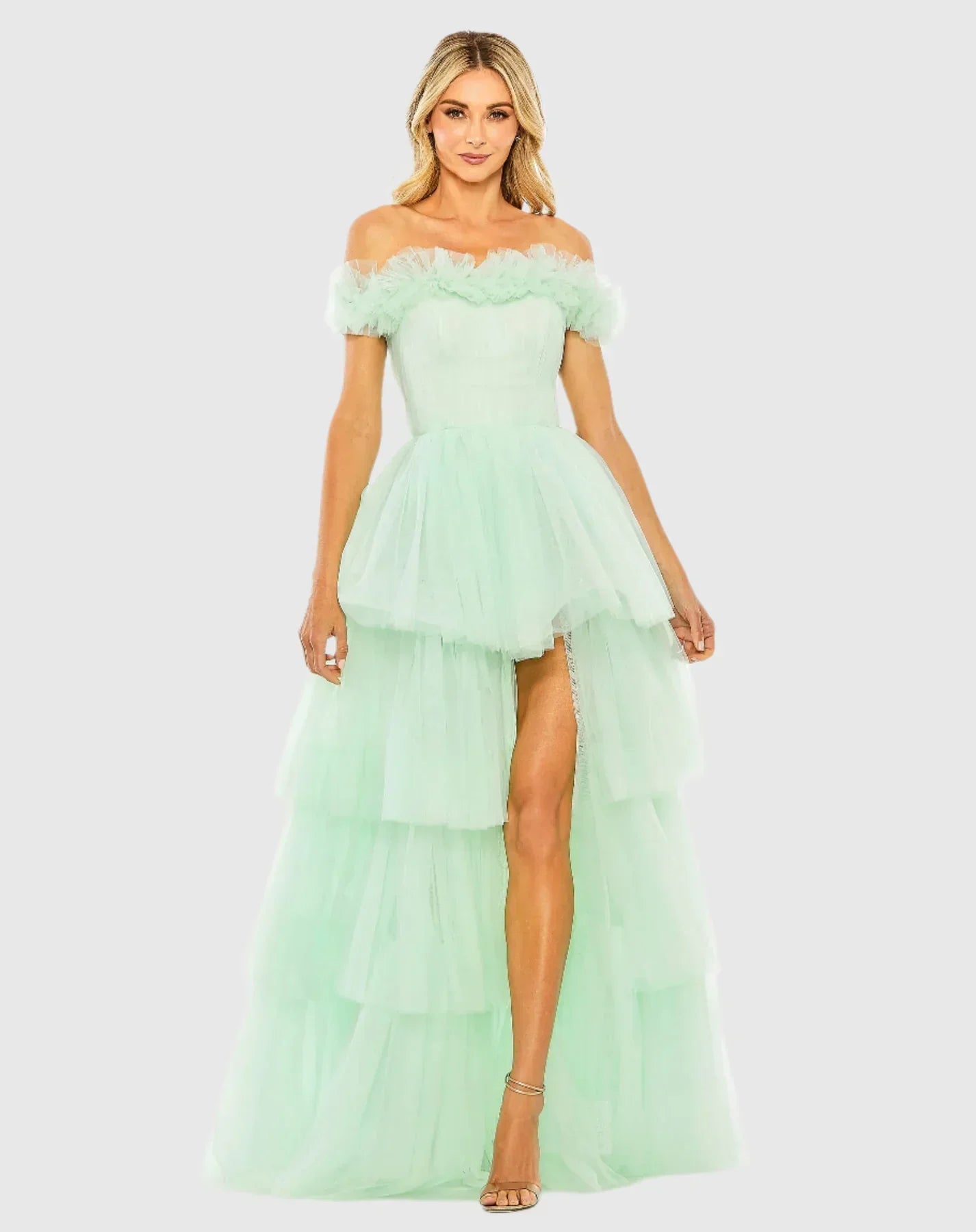 Vestido de Baile em Tule com Ombros Descobertos e Barra Assimétrica SYP179
