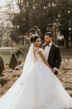 Schulterfreies weißes Garten-Ballkleid