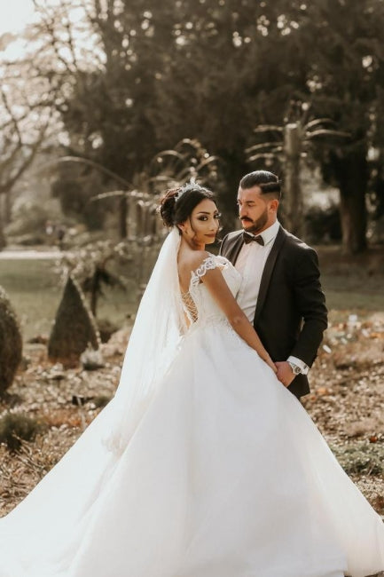 Schulterfreies weißes Garten-Ballkleid