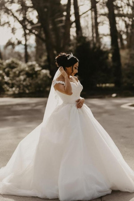 Schulterfreies weißes Garten-Ballkleid