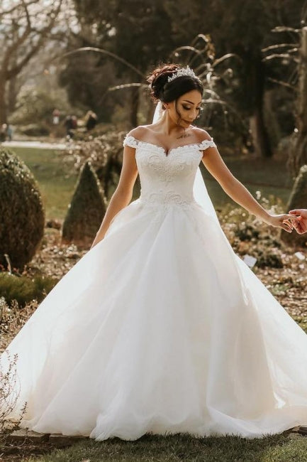 Schulterfreies weißes Garten-Ballkleid