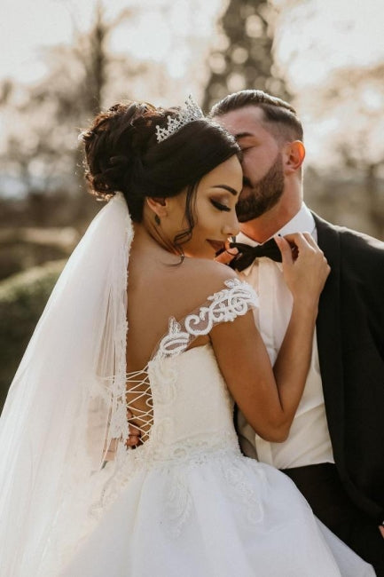 Schulterfreies weißes Garten-Ballkleid