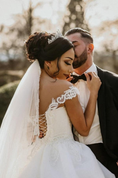 Schulterfreies weißes Garten-Ballkleid