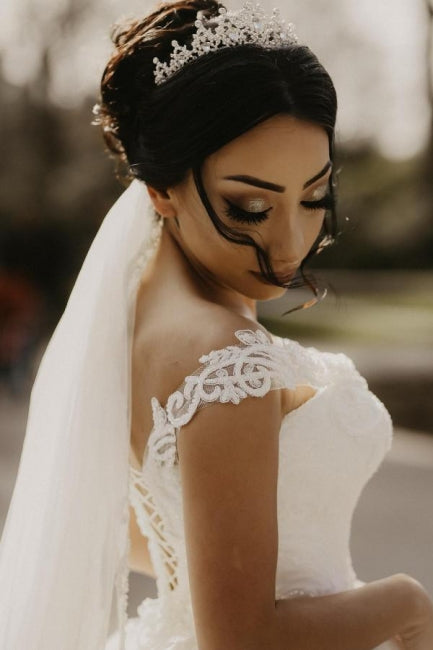 Schulterfreies weißes Garten-Ballkleid
