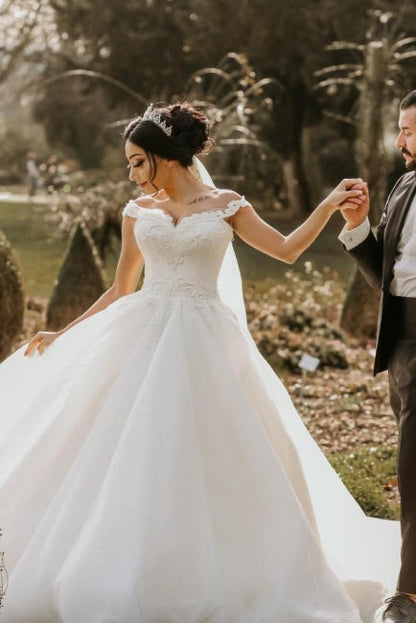 Schulterfreies weißes Garten-Ballkleid