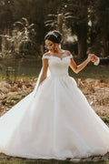 Schulterfreies weißes Garten-Ballkleid