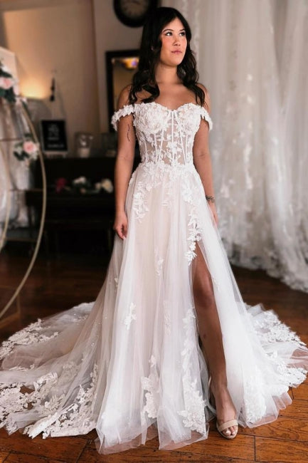 Vestido de novia de encaje con hombros descubiertos y abertura alta en forma de A