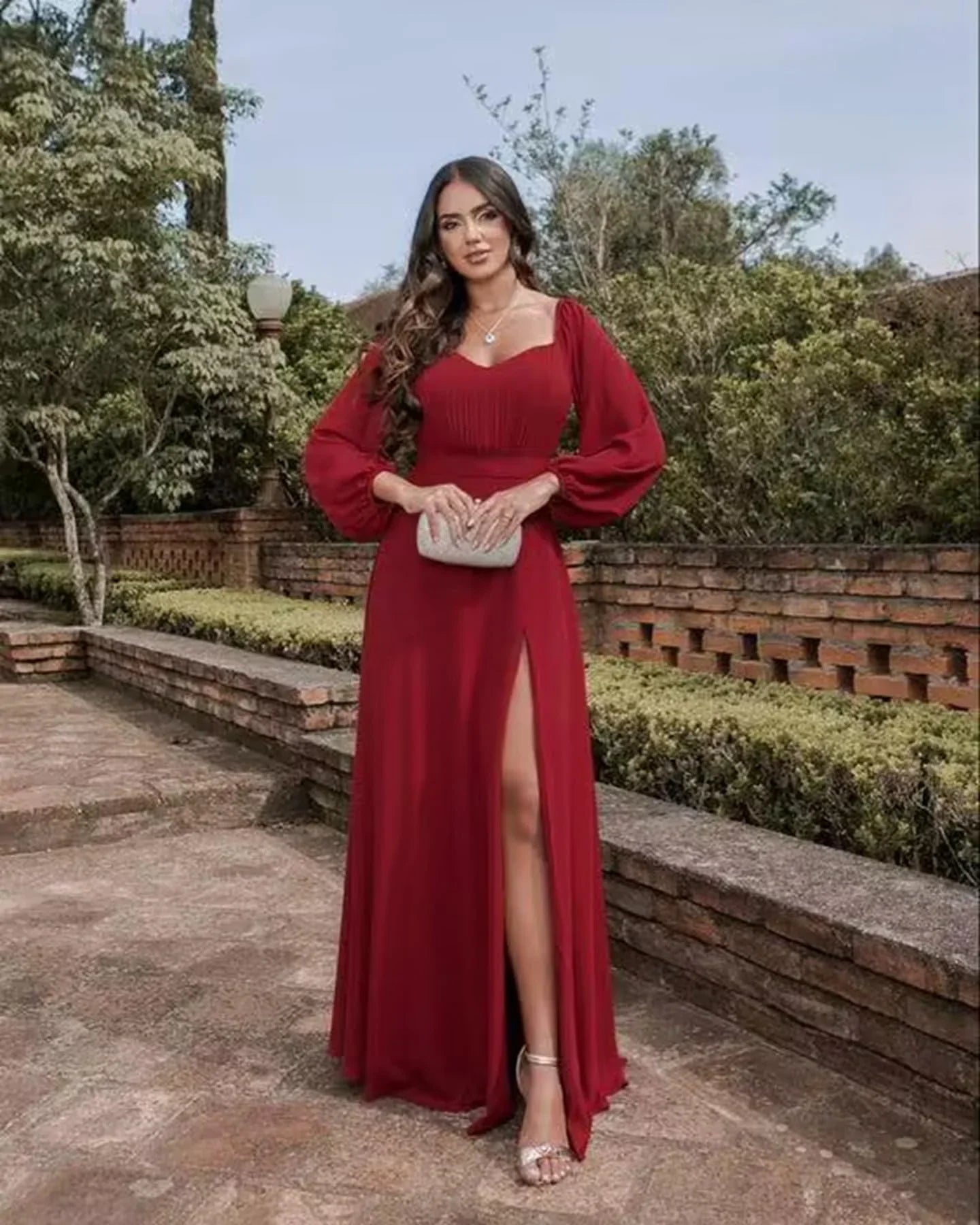 Vestido de Baile em Chiffon com Ombros Descobertos e Fenda SYP170