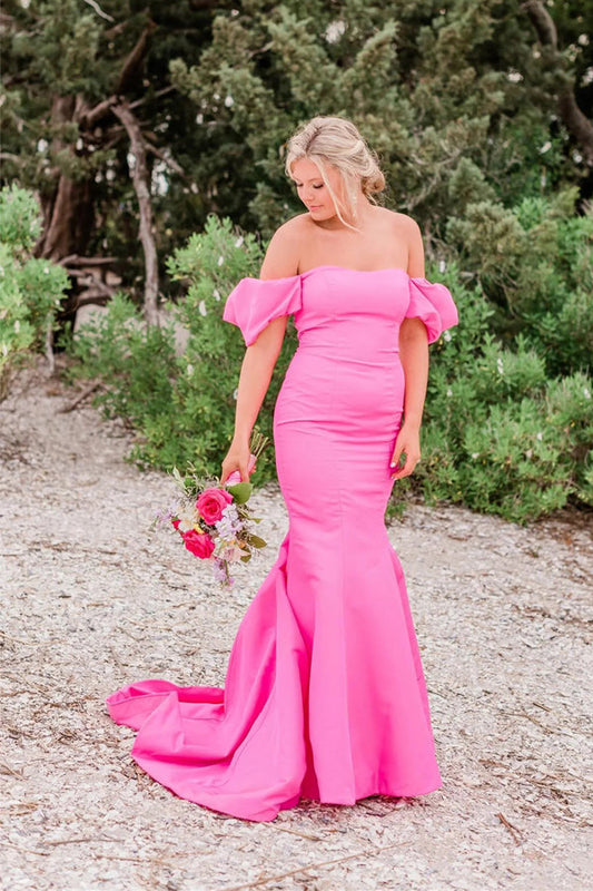 Vestido de fiesta largo rosa intenso con corte sirena, sin tirantes y hombros descubiertos