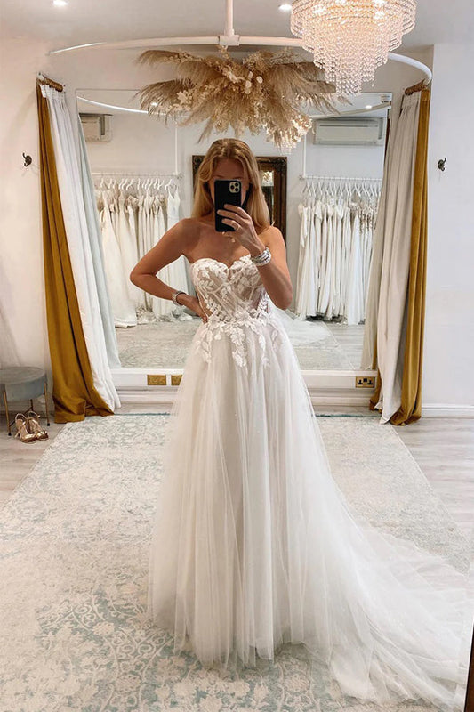 Schulterfreies, herzförmiges Brautkleid mit Spitzenapplikationen