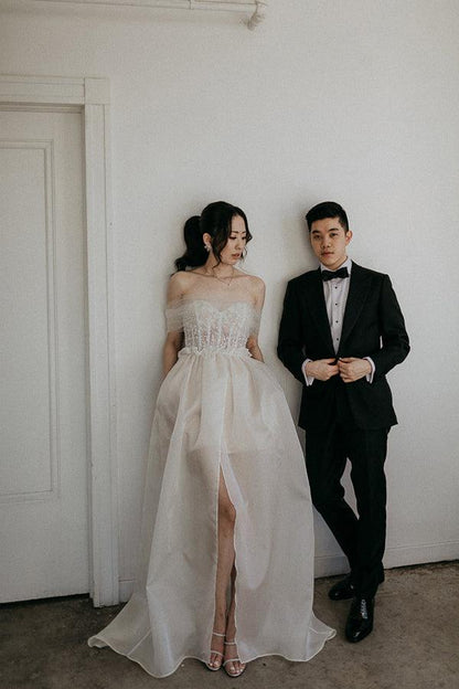 Schulterfreies Brautkleid aus Satin mit Schlitz und langem Schleier