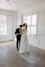 Schulterfreies Brautkleid aus Satin mit Schlitz und langem Schleier