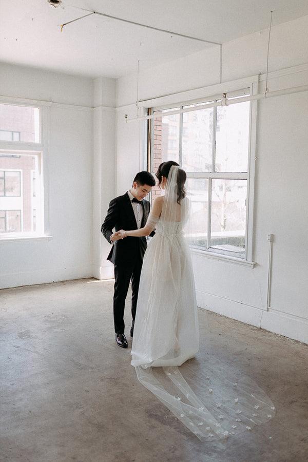 Schulterfreies Brautkleid aus Satin mit Schlitz und langem Schleier