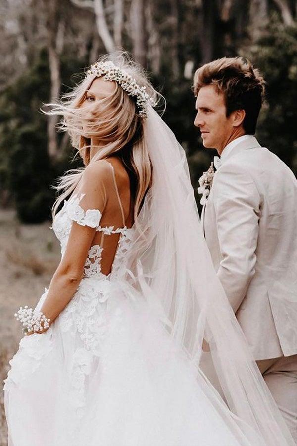 Vestido de novia de tul blanco con hombros descubiertos y apliques