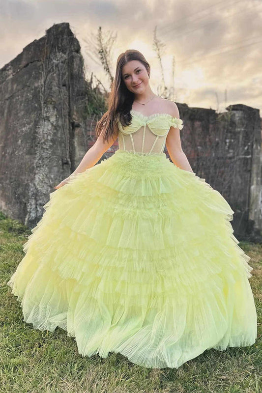 Vestido de fiesta en capas con volantes en amarillo claro y hombros descubiertos