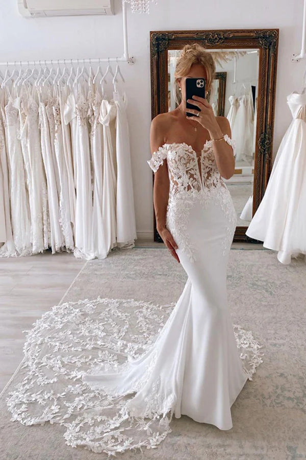 Schulterfreies Meerjungfrau-Brautkleid mit gewellter Spitzenschleppe