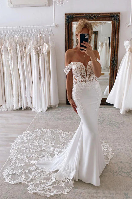 Schulterfreies Meerjungfrau-Brautkleid mit gewellter Spitzenschleppe
