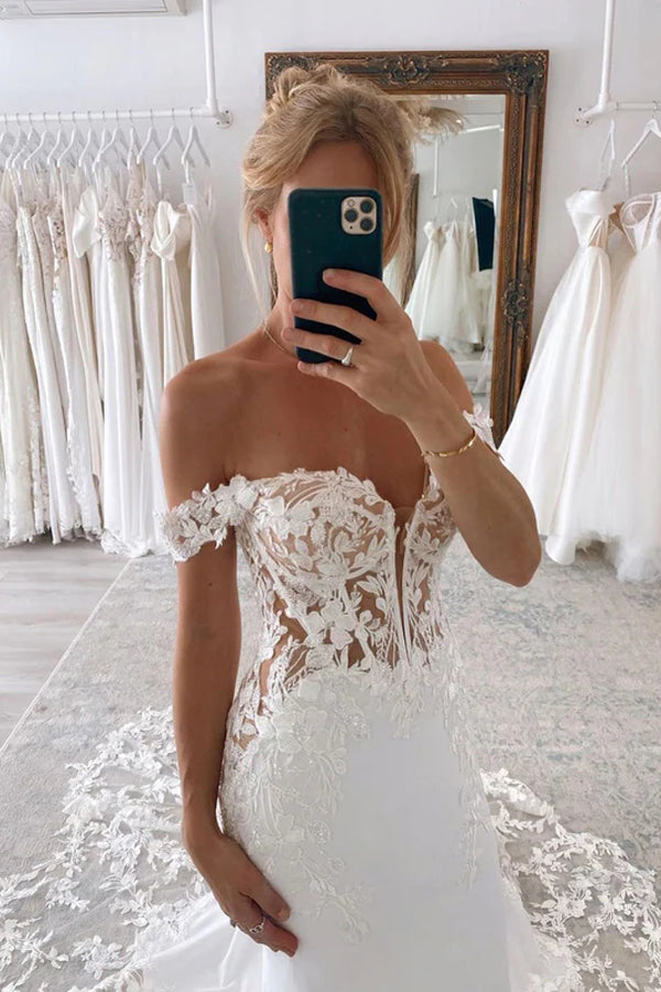 Schulterfreies Meerjungfrau-Brautkleid mit gewellter Spitzenschleppe
