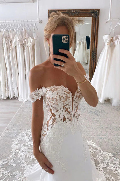 Schulterfreies Meerjungfrau-Brautkleid mit gewellter Spitzenschleppe