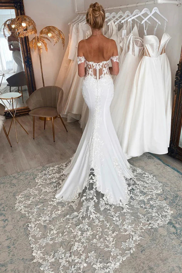 Schulterfreies Meerjungfrau-Brautkleid mit gewellter Spitzenschleppe