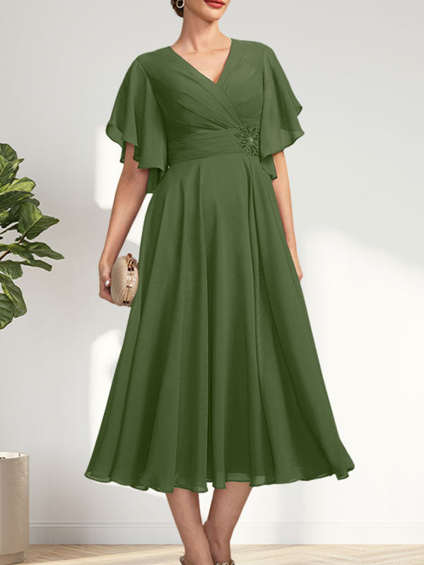 A-Linie, V-Ausschnitt, knielang, Chiffonkleid für die Brautmutter mit plissierten Perlen