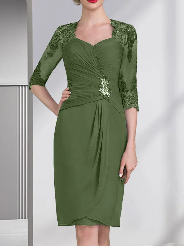 Robe de mère de la mariée en mousseline, longueur genou, coupe fourreau/colonne, ornée de perles, appliques en dentelle, paillettes et plis