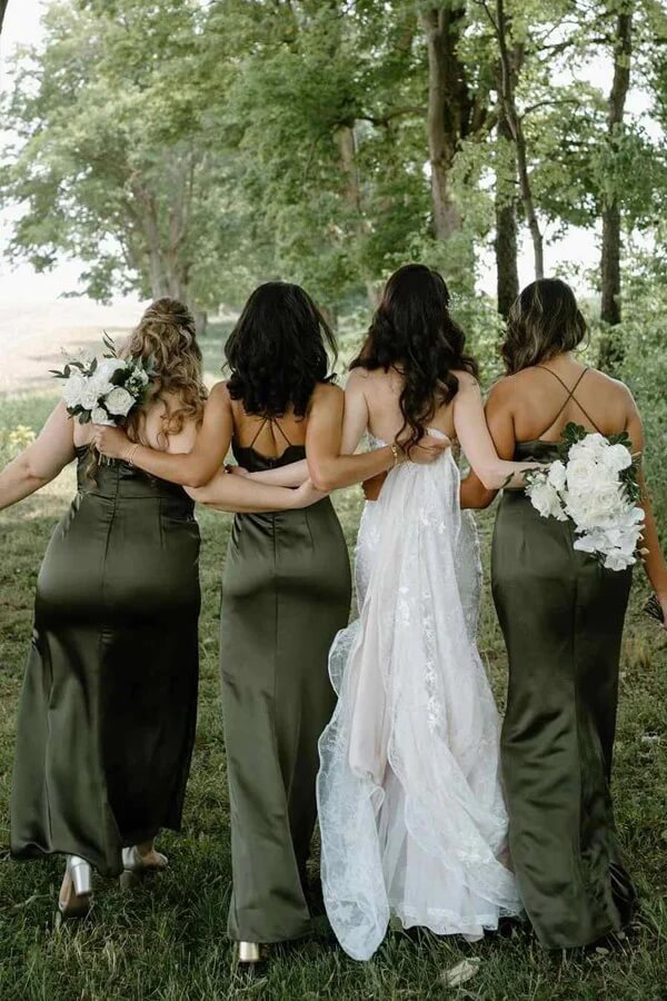 Abito lungo da damigella con spalline sottili, collo a scialle e finitura satinata oliva