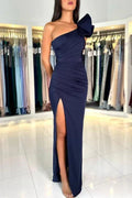 Abito da sera blu navy con spalla scoperta, spacco frontale e balze