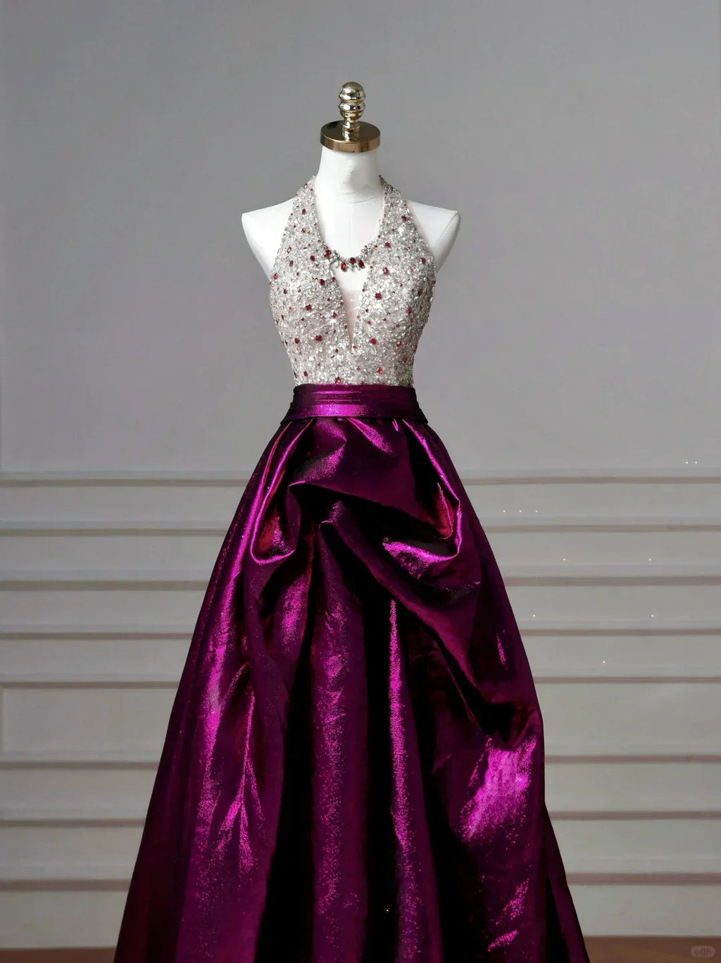 Elegante abito da sera lungo a linea A in raso viola con perline e collo all'americana Y8609