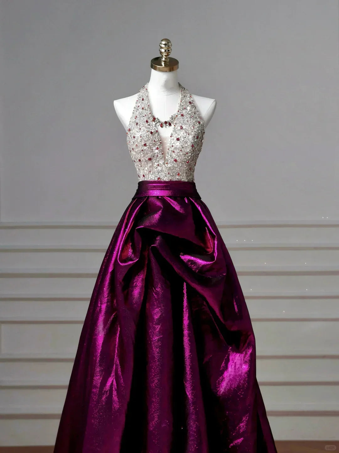 Elegante abito da sera lungo a linea A in raso viola con perline e collo all'americana Y8609