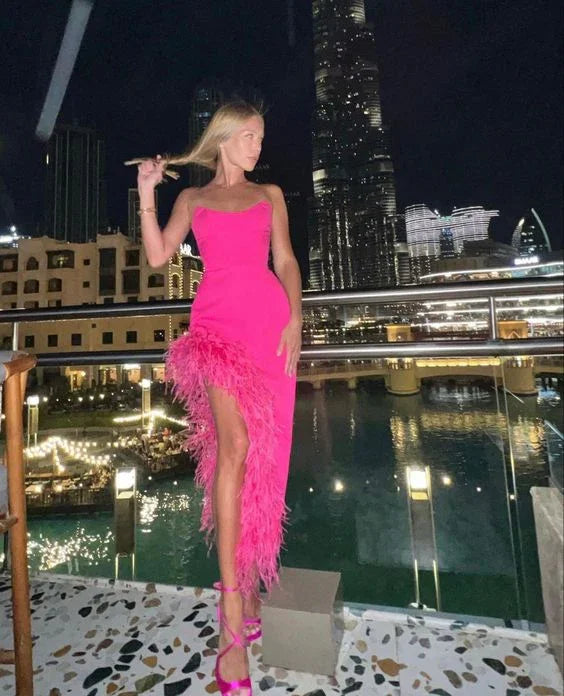 Elegante abito da sera fucsia senza spalline con piume Y6728