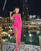 Elegante abito da sera fucsia senza spalline con piume Y6728