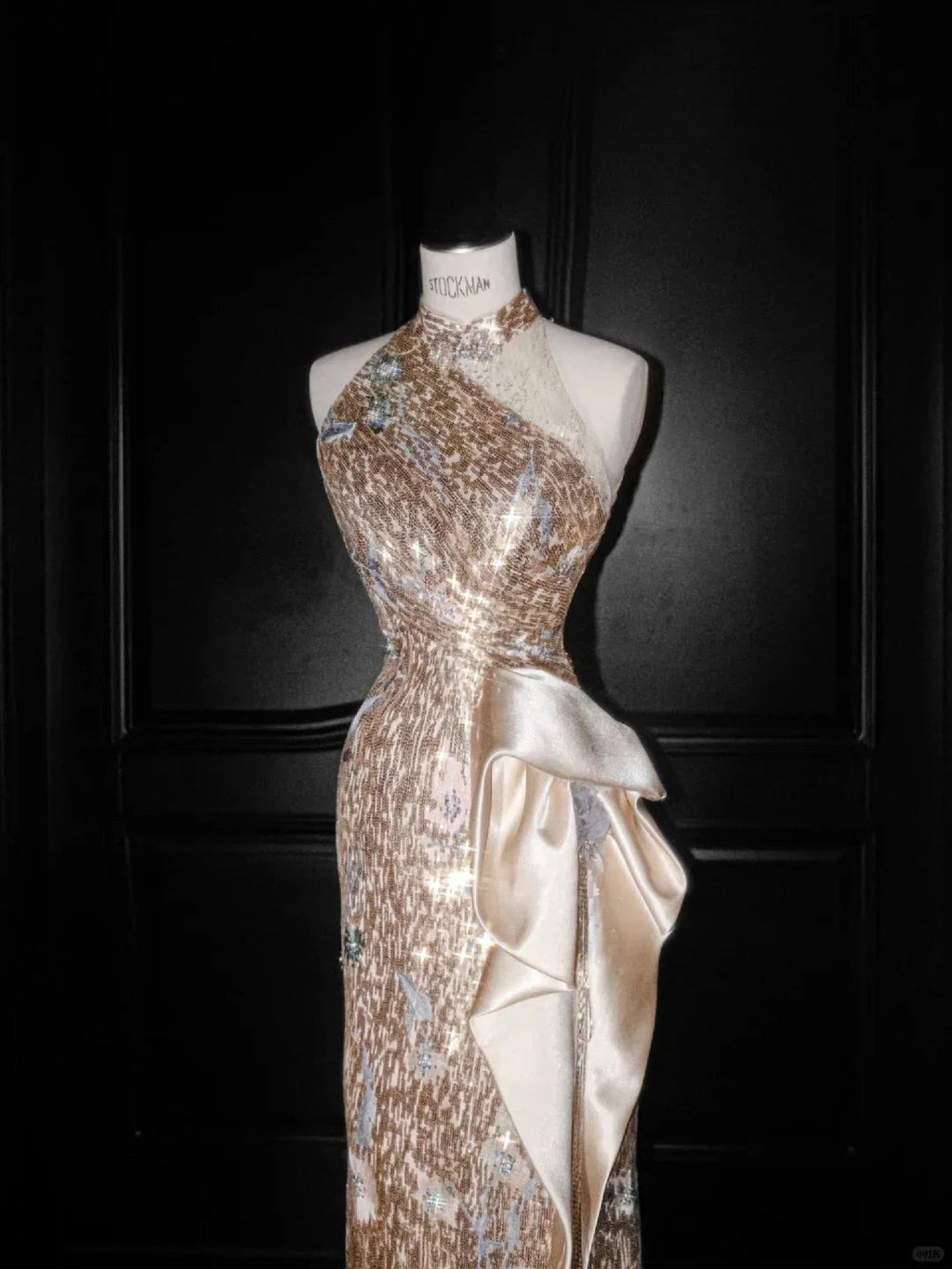 Vestido de Festa Longo de Lantejoulas Douradas Champanhe com Alças Halter Y8653