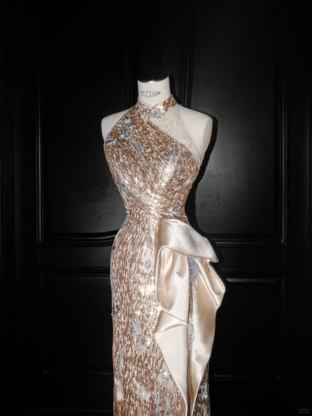 Vestido de Festa Longo de Lantejoulas Douradas Champanhe com Alças Halter Y8653