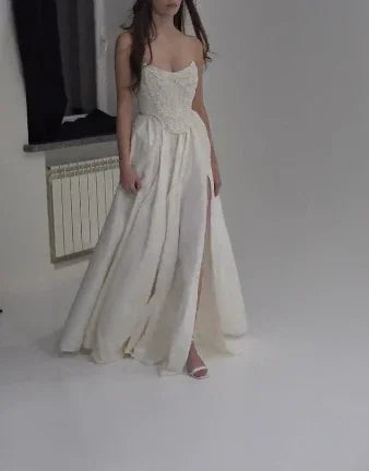 Vestido de Festa Elegante em Cetim Sem Alças com Contas, Corte em A e Fenda Y8314