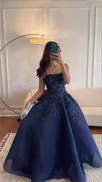 Splendido Abito da Sera Blu Navy Senza Spalline con Applicazioni e Linea a S A8274
