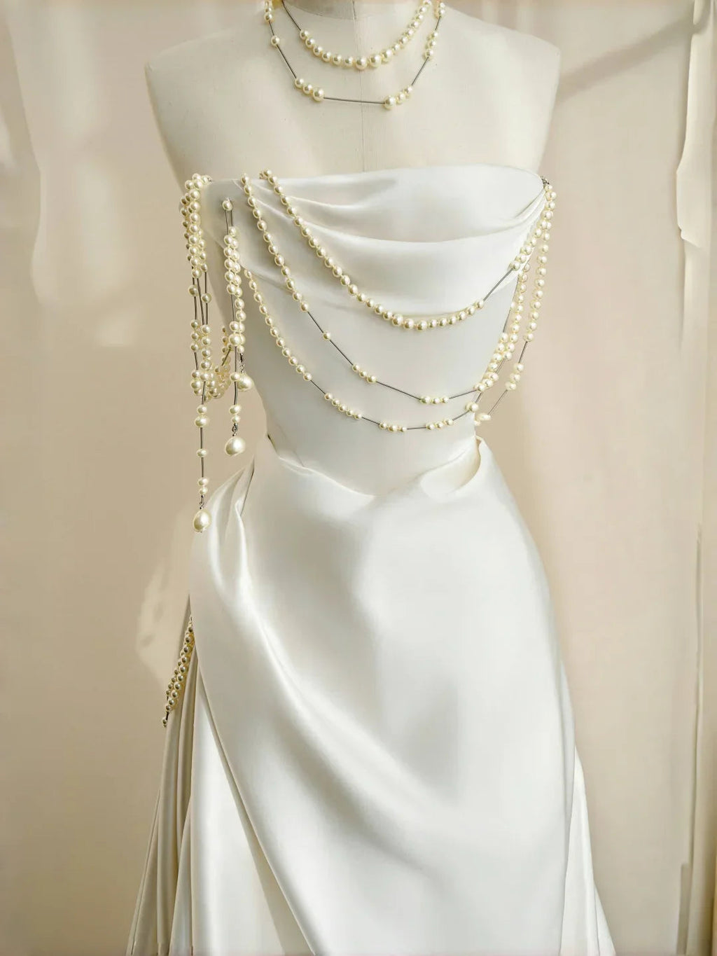 Elegante Abito da Sera Bianco Senza Spalline in Raso con Catena di Perle, Linea A, Abito da Ballo Y8684