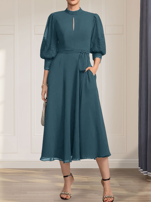 Robe de mère de la mariée en dentelle et mousseline, longueur thé, col montant, coupe en A avec nœud