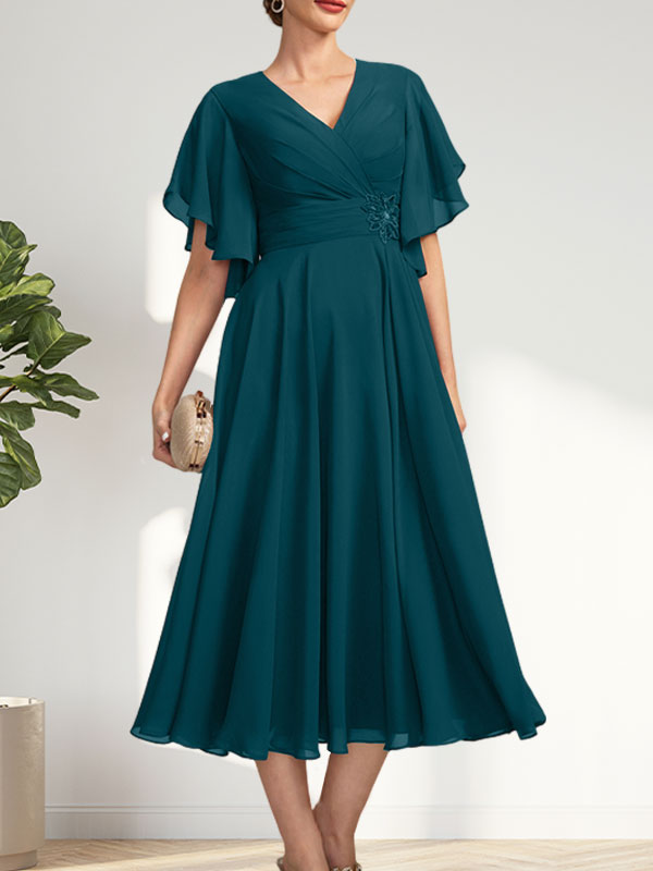 A-Linie, V-Ausschnitt, knielang, Chiffonkleid für die Brautmutter mit plissierten Perlen