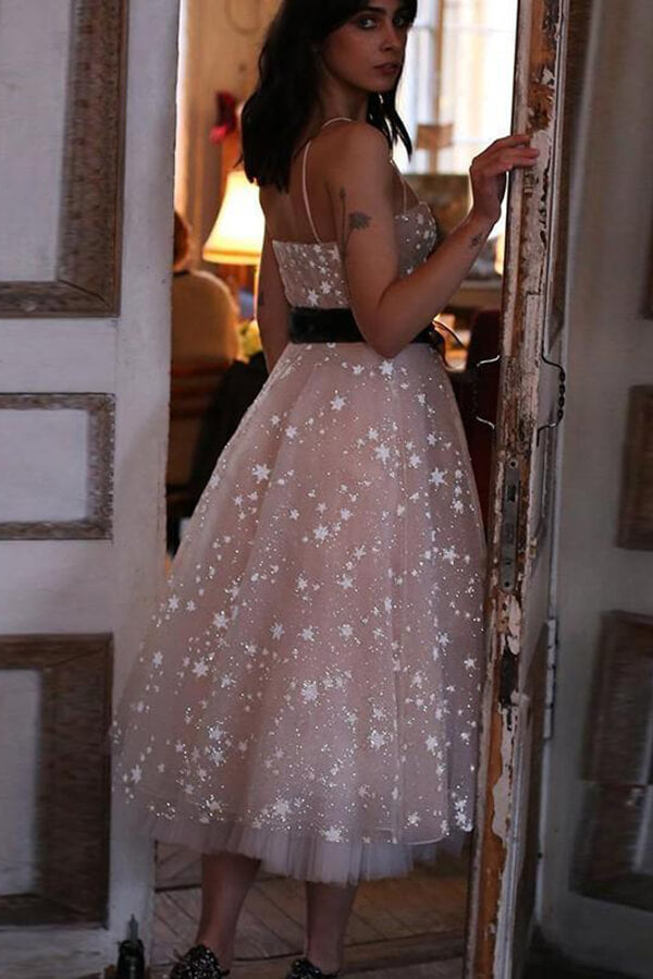 Robe de bal rose perle en tulle, coupe évasée, bretelles fines, longueur thé