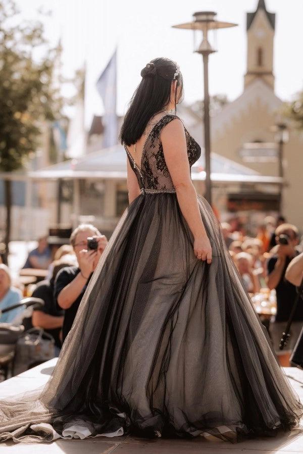 Plus Size Black Ball Gown Wedding Dress Deep V Neck Wide Strap Black Lace Sheer Corset Crystal Belt Tulle Gothic Bridal Gown