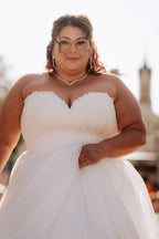 Plus Size White A-Line Wedding Dress Strapless Sweetheart Scalloped Lace Bodice Tulle Princess Bridal Gown with Sweep Train