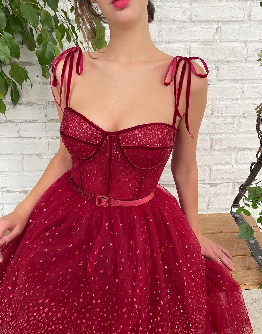 Abito da festa in tulle rosso scuro con brillantini